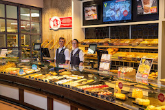 Bäckerei
In unserem Markt findest du eine Backabteilung und außerhalb noch eine Bäckerei. Hier bekommst du jeden Tag frische Brötchen – gerne auch belegte –, diverse Brotsorten, Brezen, Baguettes und dazu noch herzhafte Snacks. Bei der Bäckerei kannst du 