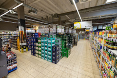 Getränke
Bei uns findest du eine große Auswahl an Bieren, Weinen und auch Spirituosen – verschiedene Sorten und auch regionale Produkte. Naturlich fuhren wir auch eine Menge alkoholfreier Getränke wie Säfte, Softdrinks, Schorlen und vieles mehr.