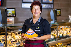 Molkereiprodukte
In unseren Kuhltheken befindet sich eine große Auswahl an Molkereiprodukten. Neben Milch sind auch (vegane) Joghurts zu bekommen, Desserts, Kefir, Quarks und viele verschiedene Käsesorten. Sieh dir unser Angebot an und probiere dich auch 