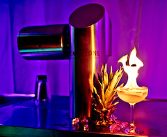 Brennender Cocktail neben dem Behne Events Cocktail - Automat