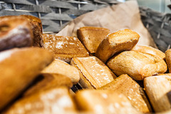 BACKWAREN
Bei EDEKA Kempermann erhalten Sie täglich frisch für Sie aufgebackene Backwaren, die Sie sich ganz nach Belieben selbst zusammenstellen können. An unserer EDEKA-Bedientheke finden Sie Brote, Baguette und Brötchen verschiedenster Sorten – von hel
