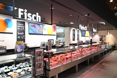 Feinkost-Bedientheken im tegut... Supermarkt in Ingolstadt mit frischem Fisch, Fleisch, Wurst und Käse.