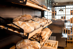 Bäckerei
Im Eingangsbereich befindet sich unsere Backerei und in der Nahe der Gemuseabteilung ein Backshop. Wir backen jeden Tag und Sie finden eine Auswahl an Broten, Brotchen, Baguettes, herzhaften und sußen Snacks bei uns. In der Backerei stehen Ihnen 