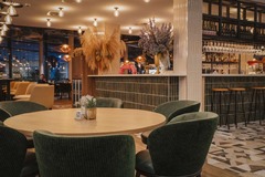 Lütze Bar area