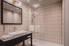 Junior Suite bathroom