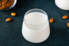 MOLKEREIPRODUKTE
In unserer Kühlabteilung wartet ein umfangreiches Angebot an unterschiedlichen Molkereiprodukten. Neben verschiedenen Sorten an Joghurt, Pudding, Desserts, Milch-Drinks, Käse, Kefir, Quark, Schmalz und veganem Joghurt beinhaltet unser Sor