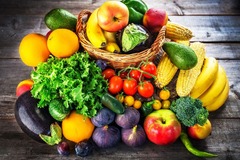 Obst und Gemüse
Bei uns finden Sie das ganze Jahr über eine große Auswahl an frischem Obst und Gemüse. Wir werden täglich beliefert und haben auch saisonale Angebote dabei. Entdecken Sie auch Produkte aus der Region, wie beispielsweise Kartoffeln. Außerde