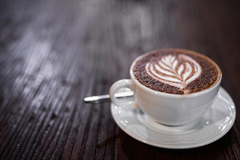 Tchibo
Der feine Kaffee-Duft ist Vorfreude pur auf die nächste Tasse. Ob ganze Bohne, gemahlen als Pad oder Kapsel, ob Espresso oder Crema – hier finden Sie schnell ihren Lieblingskaffee. Oder Sie stöbern durch die bunten Tchibo-Themenwelten. Mode, Lifest