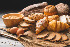 BÄCKEREI
In der Bäckerei von Bäcker Bruno im Vorkassenbereich erwarten dich täglich frisch aufgebackene Backwaren sowie frisch aufgebrühte Kaffeespezialitäten. Entdecke das umfangreiche Sortiment und genieße leckere Brötchen, Baguettes, Brote, belegte Brö