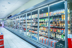 Molkerei-Produkte und vegane Produkte
Mmmmh wie Milch! Milchprodukte sind vielfältig. Und einfach köstlich. Starten Sie mit köstlichen Joghurts fit in den Tag. Pudding, Desserts, Milch-Drinks, Käse, Kefir, Trinksauermilch, Quark – da kommt Gaumenfreude au