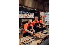 Der Grill ist immer voll! Egal ob Bratwurst, Krakauer, Rindswurst oder Frikadelle. Auch unsere Pommes und Bratkartoffeln schmecken einfach super.