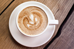 Tchibo-Shop
Beim Rösten von Kaffee entstehen rund 800 Kaffee-Aromen, entsprechend ist Tchibo-Kaffee ein grandioses Fest für die Geschmacksknospen. Ob ganze Bohne, gemahlen, als Pad oder als Kapsel, ob Espresso oder Crema – im Tchibo-Shop finden Sie garant