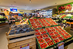 Obst und Gemüse
Wir lieben natürlichen Genuss. Gesund, saisonal, leicht, lecker und am liebsten in bester Bio-Qualität. Stillen Sie im Frühsommer Ihren Beeren-Hunger mit frisch gepflückten Erdbeeren aus der Region. Wenn der Spargel den Kopf aus der heimis