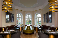 Das moderne und zeitgemäß eingerichtete Restaurant bietet Kulinarik von höchster Qualität, bevorzugt aus regionalem, eigenem Anbau. Die Gerichte vereinen traditionelle Rezepte mit der Raffinesse überraschender Kreationen. Hinzu kommt die umfangreiche inte