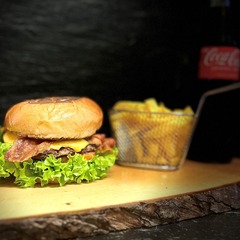 Burger mit Pommes | Metzger Buam | Metzgerei | München