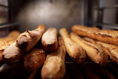 Bäckerei
Besuchen Sie unsere 5 Sterne Bäckerei Tackmann. Wir bieten jeweils 16 Sitzplätze innen am Fenster und außen an, falls das Wetter mitspielt. Unsere Mitarbeitenden beraten Sie gerne zu allen Inhaltsstoffen unserer Brötchen, Brote, Baguettes und Bre