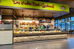 Bäckerei und Bake-off-Shop
Echte Heide-Bäcker backen echt lecker! Kross splittern die Brötchen der Bäckerei Meyer im Vorkassenbereich. Beim Anblick der Brote mit goldbrauner Kruste läuft uns das Wasser im Mund zusammen. Freuen Sie sich auf herzhaftes Brot