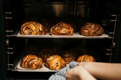 EDEKA Lätsch Ellerau

Bäckerei und Bake Off Shop
Unsere Bäckerei ist der perfekte Ort für Genießer. Hier werden die Backwaren täglich frisch aufgebacken, um dir ultimative Frische und Geschmack zu bieten. Du kannst auf gemütlichen Sitzmöglichkeiten verwei