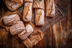 BÄCKEREI
In unserer Bäckerei erleben Sie täglich frische Backkunst. Unsere duftenden Brötchen, Brote, Baguettes und belegten Brötchen sind stets frisch aufgebacken und laden zum Genießen ein. Hier finden Sie auch traditionelle Brezeln und herzhafte Snacks