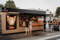 Unsere Speisen schmecken ehrlich lecker – ob vor Ort oder zum Mitnehmen. Das Fotoalbum zeigt unsere Gerichte frisch vom Grill und aus der Theke.