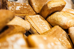BAKE OFF SHOP
Unsere Auswahl im Bake Off Shop reicht von knusprigen Brötchen über aromatisches Brot
bis hin zu verlockenden Baguettes. Genießen Sie herzhafte Snacks und lassen Sie sich
von unserer süßen Vielfalt verführen, die von köstlichem Gebäck bis zu