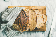 BÄCKEREI
Im Markt finden Sie die Bäckerei Dwenger (https://bäckereidwenger.de/), die Sie jeden Tag mit frischen Backwaren und leckeren Versuchungen versorgt. Sitzplätze sind ebenfalls vorhanden und auch Kaffee to go bekommen Sie hier. Im Angebot finden Si