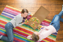 Junge Frauen mit MUNDFEIN Pizza