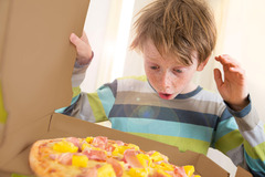 Junge mit MUNDFEIN Pizza