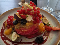 Red Velvet Pancakes mit Waldbeerenragout und Früchten