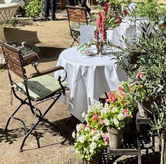 Tisch eingedeckt mit Tischdecke für eine Hochzeit