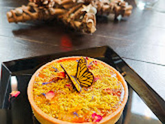 Unser Winterdessert 
Hausgemachtes Winter Tartelett | Vanille-Zimt Crème | Passionsfruchtpüree | Pistazie