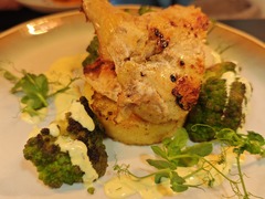 Maishähnchenbrust mit Rosmarin Polenta und Sauce Bernaise