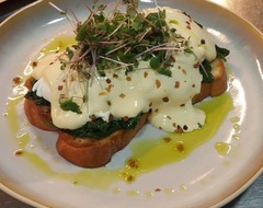 Egg Benedict mit hausgemachter Hollandaise und pochierten Eiern