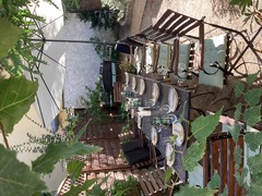 Tafel im Garten, eingedeckt für 12 Personen