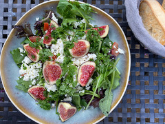 Salat der Saison mit Feigen, Feta und Himbeer Dressing