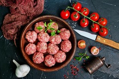 FRISCHETHEKE
An unserer Frischetheke bedienen wir Sie mit herzhaften Fleisch-, Wurst-, Käse- und Fischleckereien und bieten Ihnen zudem an unserer integrierten heißen Theke Gaumenfreuden par excellence an.

Immer frische und warme Gerichte wie Leberkäse, 