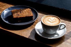 BÄCKEREI
Im Vorkassenbereich begrüßt Sie der Duft von warmen Backwaren, der sich mit dem Geruch von aromatischen Kaffeekreationen vereint und prädestiniert für die Backstube Wünsche ist.

Lassen Sie sich von hervorragenden Broten, luftigen Semmeln oder kö