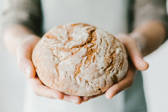 BÄCKEREI
Unsere Bäckerei, die Bäckerei Haferkamp aus Delmenhorst, verwöhnt Dich täglich mit frisch aufgebackenen Köstlichkeiten. Genieße Brötchen, Brot, Baguette und herzhafte Snacks, oder lass Dich von süßem Gebäck, Kuchen und Torten verführen. Für den s