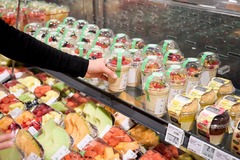 REWE Engadiner Str München Forstenried Obstsalat in der Kühltheke