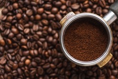TCHIBO
Im Tchibo-Bereich wechseln die Angebote regelmäßig und Sie finden eine Auswahl an Non-Food-Produkten dort. Außerdem erhalten Sie den bekannten Kaffee und können diesen mit einer Maschine vor Ort selbst mahlen. Frisch duftend und ein wahrer Genuss!