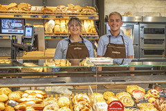 BÄCKEREI WÜNSCHE
Echt bayerisch, echt gut – das ist die Philosophie der Bäckerei Wünsche. Das Traditionsunternehmen steht seit Jahrzehnten für hochwertige Brotspezialitäten, die mit viel Liebe und handwerklichem Können gebacken werden. Als bayerischer Bäc