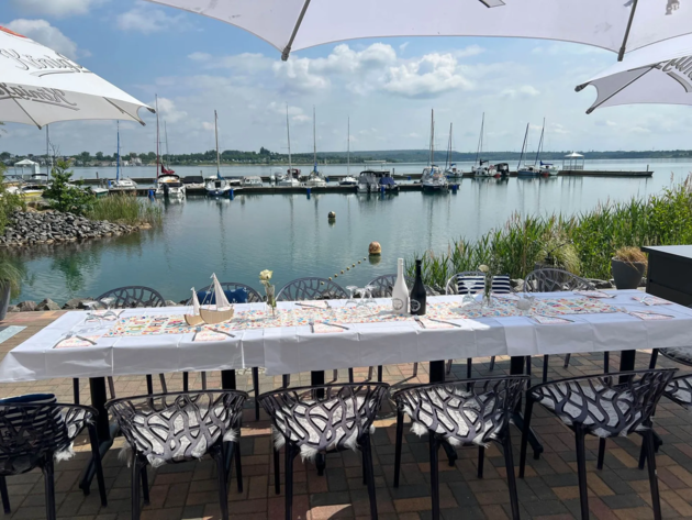 Frischer Wind, Griechische Taverne