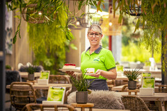 Blumen-Risse, Gartencafé, Café, Dortmund-Soelde, gemuetliches-Ambiente, Servicekraft-im-Café