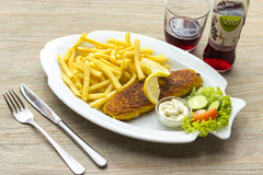 Blumen-Risse, Gartencafé, Café, Dortmund-Soelde, leckerers-warmes-Seelachsfilet-mit-Pommes, Pausenzeit, warmes-Essen, Mittagessen