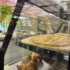 Blumen Risse Gartencafé Kreuztal Auslage Flammkuchen und belegte Brötchen und Croissants mit Blick ins Café