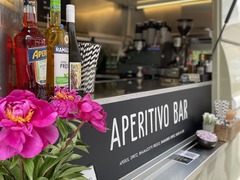 Aperitivo Bar Food Truck mit Blumen