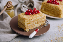 Bäckerei und Bake-off-Shop
Schäfer-Bäcker backen lecker – hier laibt und lebt die Backkunst. Kross splittern die knusprigen Brötchen. Beim Anblick der frisch gebackenen Krusten-Brote läuft Ihnen das Wasser im Mund zusammen. Freuen Sie sich auf herzhaftes 