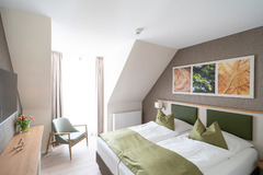 Schlafzimmer im Schilfdorf Maisonette Apartment mit Terasse und Balkon im BEECH Resort Plauer See