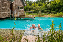 Schwimmen im Naturbadeteich des WALD SPA