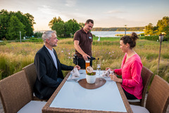 Essen auf der Terrasse des Restaurants im BEECH Resort Plauer See